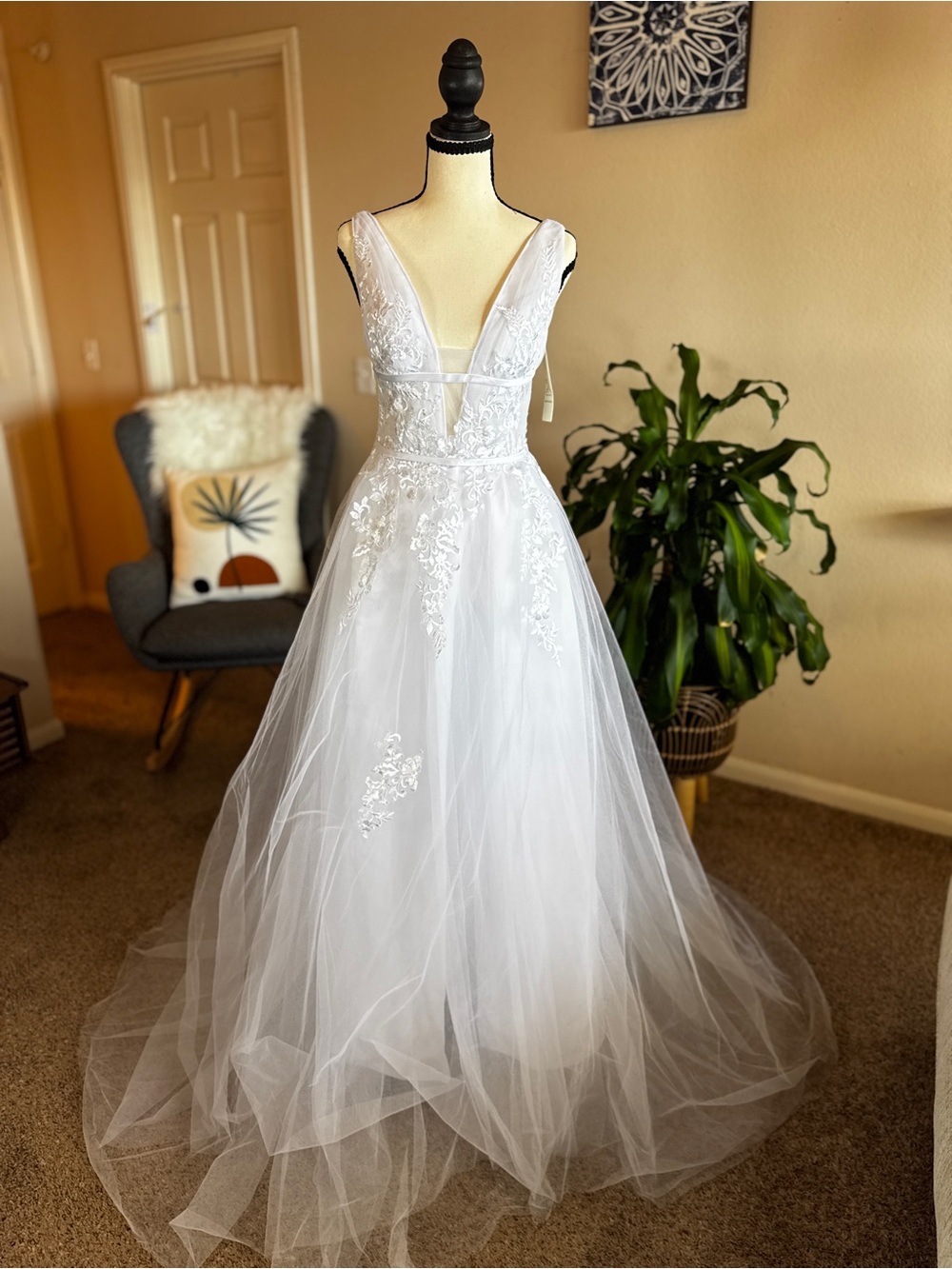NWT Romantic White V-Neck Lace Tulle A-Line Wedding Dress